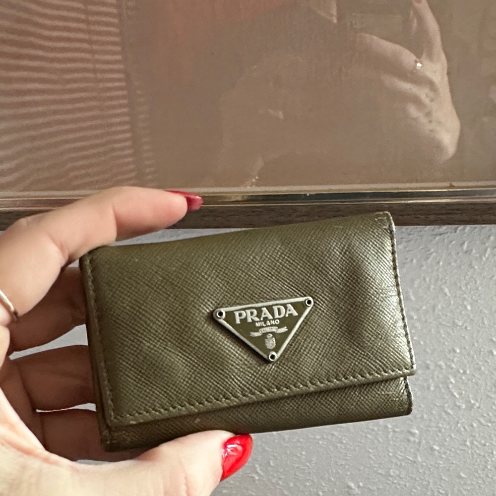 Show GIVEAWAY 💕Prada key case